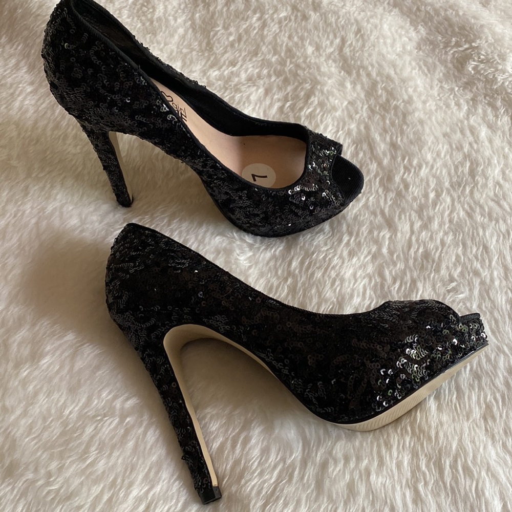 NEW MADELINE GIRL ❤️ “Stilla” Peep Toe Black Sequined Stiletto Pumps Size 7